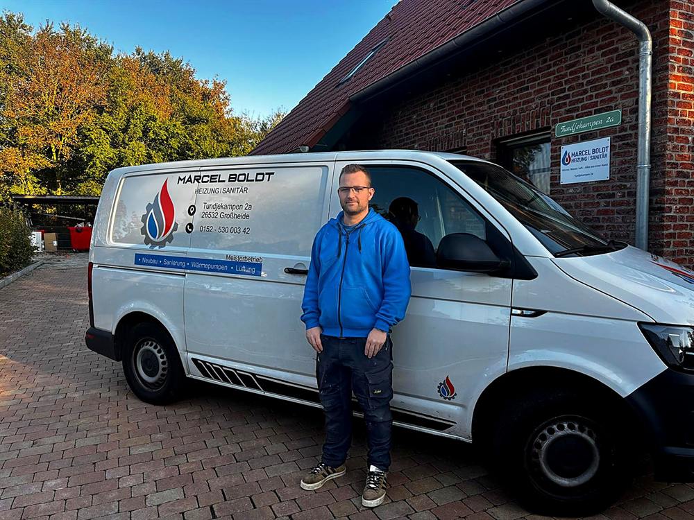 Marcel Boldt neben seinem beschrifteten Firmenfahrzeug: Meisterbetrieb für Neubau, Sanierung, Wärmepumpen und Lüftung